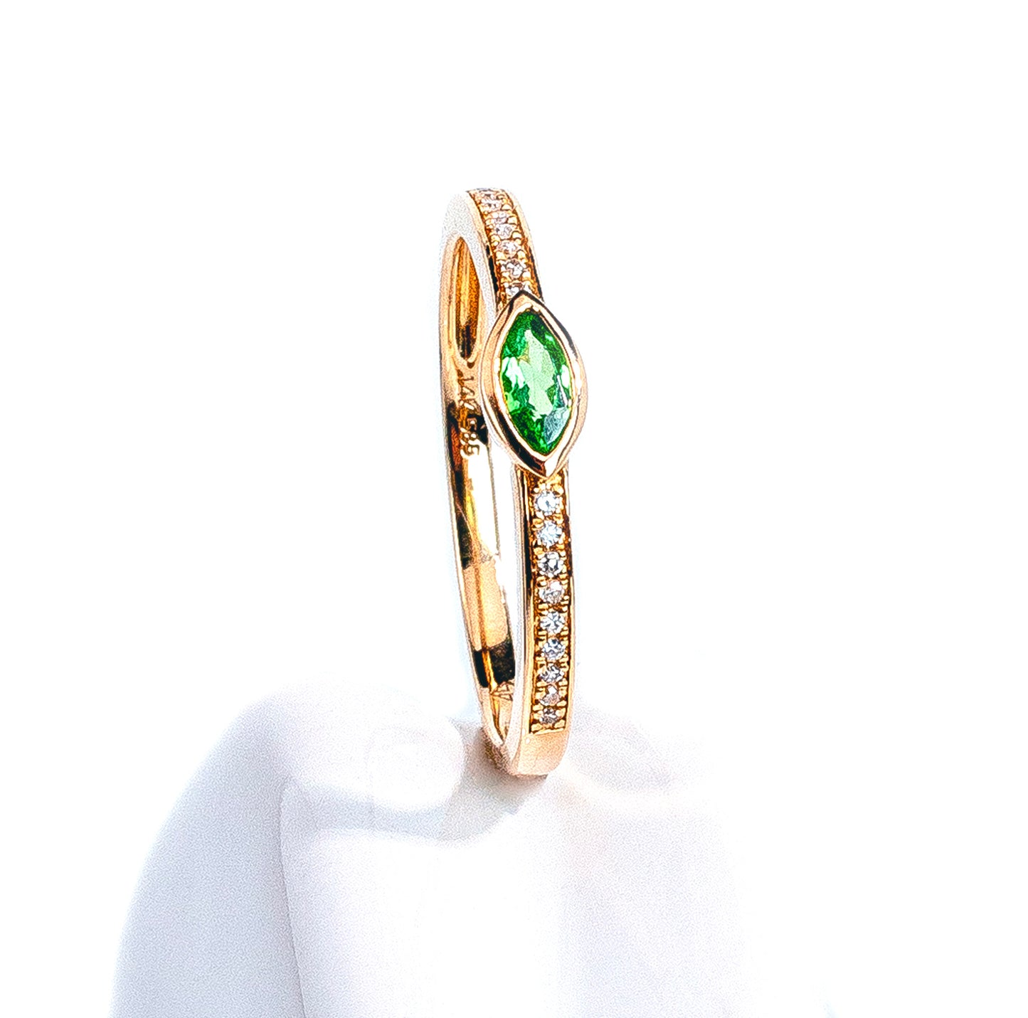 Anillo Esmeralda y Diamantes