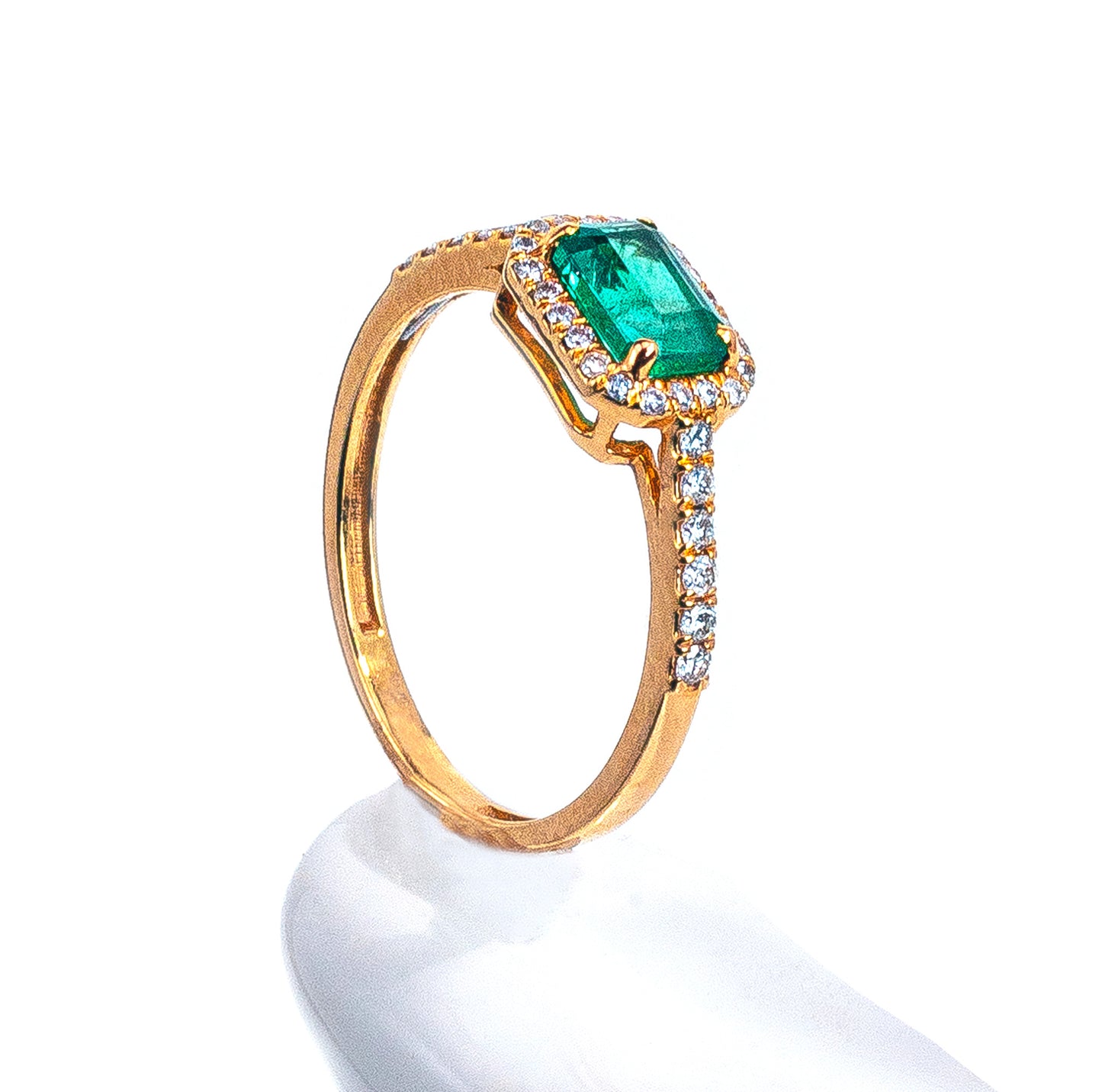 Anillo Esmeralda y Diamantes